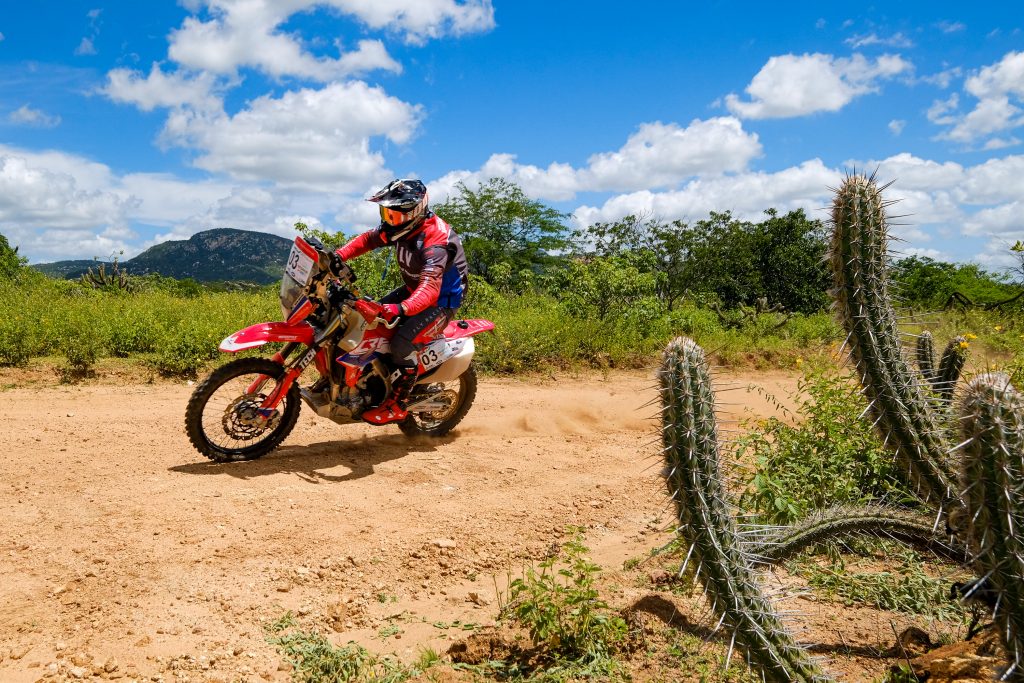 Equipe Honda Racing abre Rally RN 1500 com tr&ecirc;s pilotos no Top 5 das motos