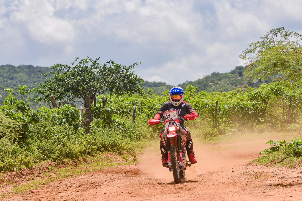 Equipe Honda Racing abre Rally RN 1500 com tr&ecirc;s pilotos no Top 5 das motos