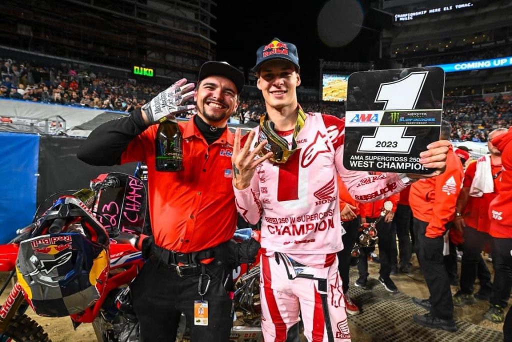 AMA SX: Jett Lawrence conquista o t&iacute;tulo em noite de reviravolta na 450! Confira os resultados e v&iacute;deos das baterias.