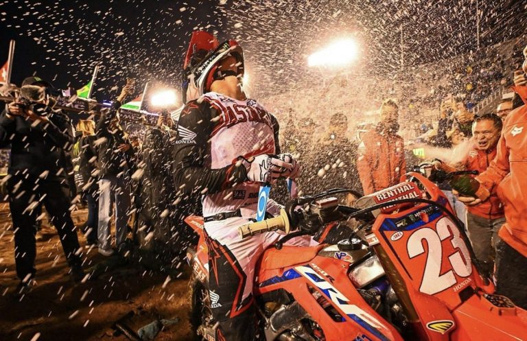 AMA SX: Sexton vence e confirma o título em temporada dominada pela Honda, confira os resultados e baterias.