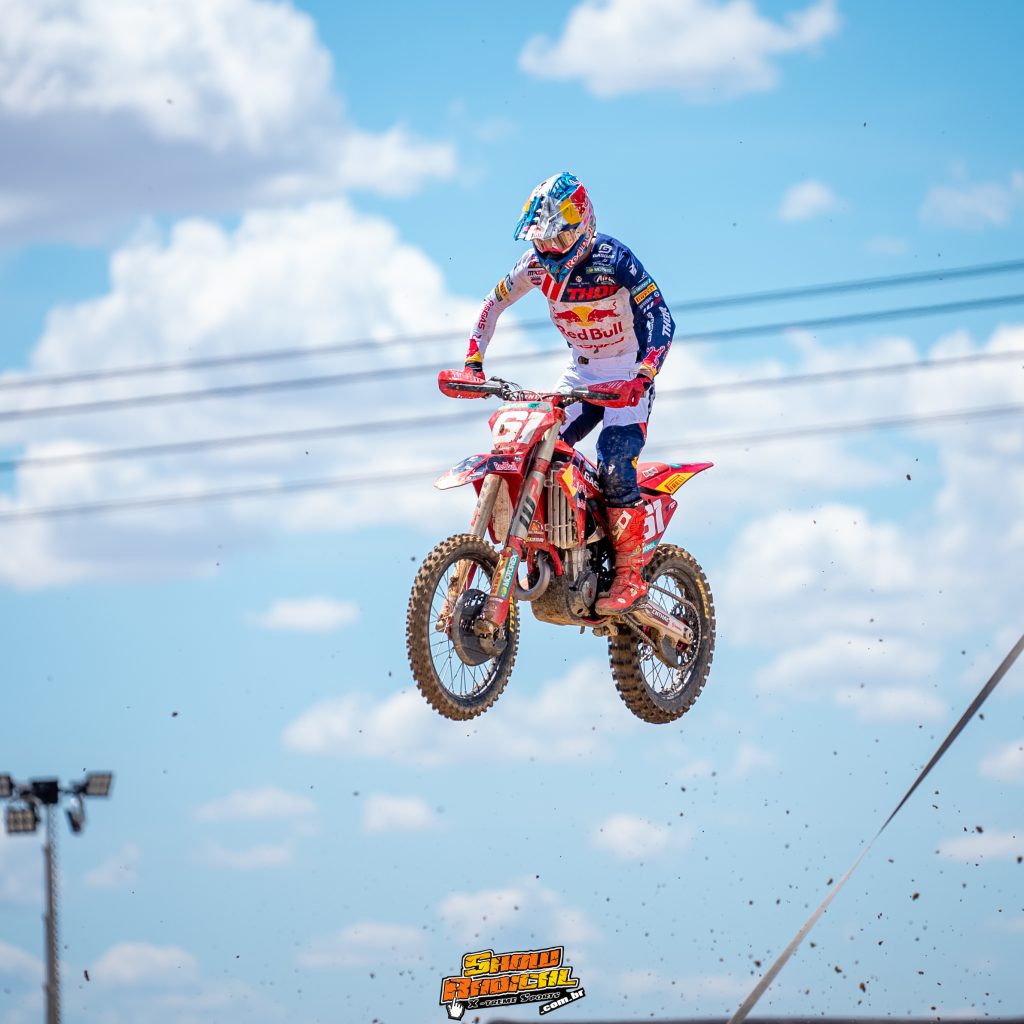 MXGP: Simon L&auml;ngenfelder vence a primeira na temporada e Herlings encosta no l&iacute;der, confira os resultados do GP da Espanha.