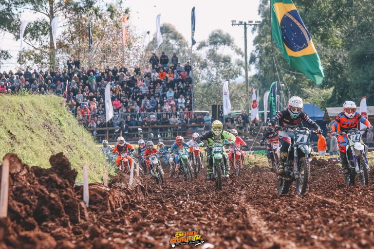 Gates cheios, arquibancadas lotadas e velhos conhecidos no topo do pódio marcam abertura do Brasileiro de Velocross