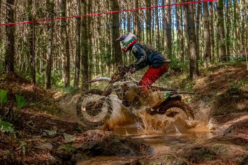 Em SC, Husqvarna vence os dois dias do Brasileiro de Enduro na E3, EJ e E50