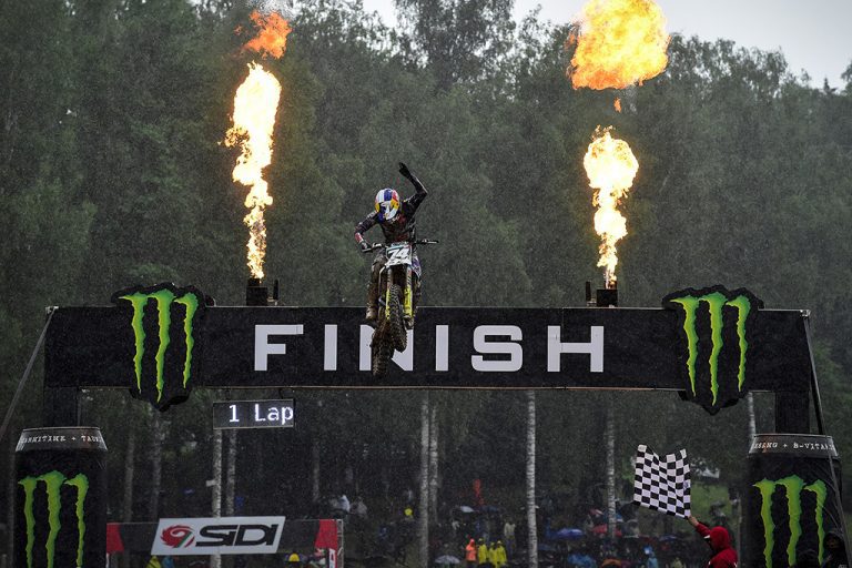 MXGP: Herlings faz Hat-Trick e De Wolf assume a liderança da MX2, confira os resultados e melhores momentos.