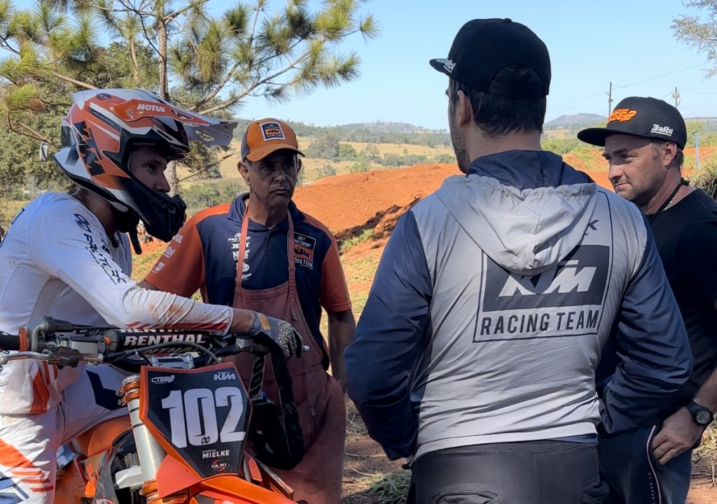Balbi Jr. constr&oacute;i pista de SX no CT 582 para prepara&ccedil;&atilde;o do time KTM Racing Brasil