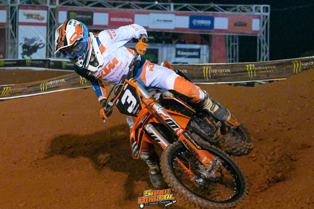 Campe&atilde;o nas categorias de base, Bernardo Tiburcio vence Arena Cross pela primeira vez na AX2