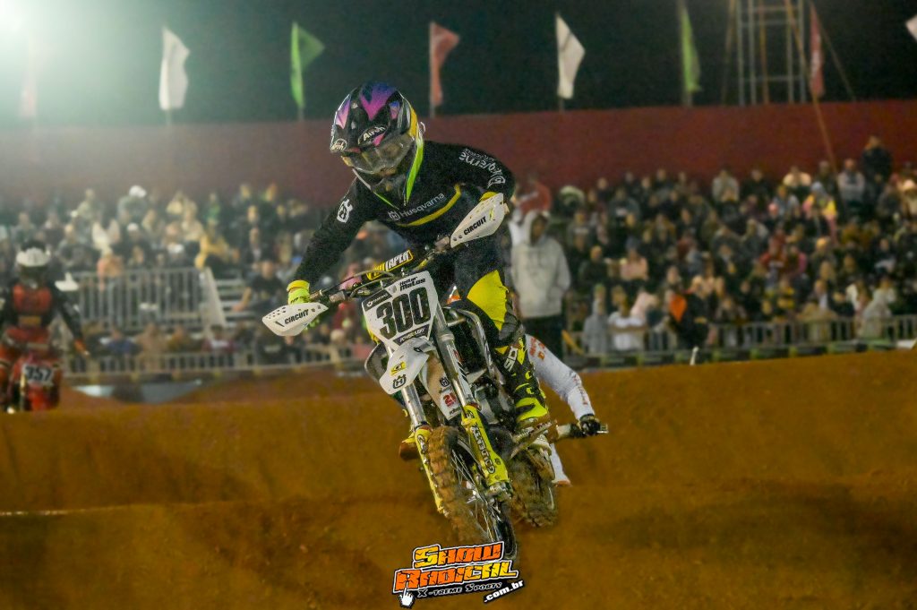 Pilotos Husqvarna, Ramyller Alves (Pr&oacute;), Heitor Matos (65cc) e Pietro Fraga (50cc) fecham em 2&ordm; lugar e est&atilde;o na vice-lideran&ccedil;a do Arena Cross