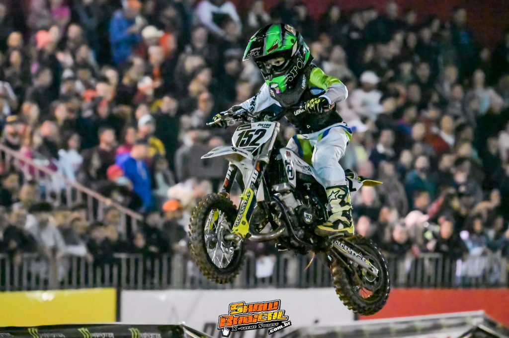 Pilotos Husqvarna, Ramyller Alves (Pr&oacute;), Heitor Matos (65cc) e Pietro Fraga (50cc) fecham em 2&ordm; lugar e est&atilde;o na vice-lideran&ccedil;a do Arena Cross