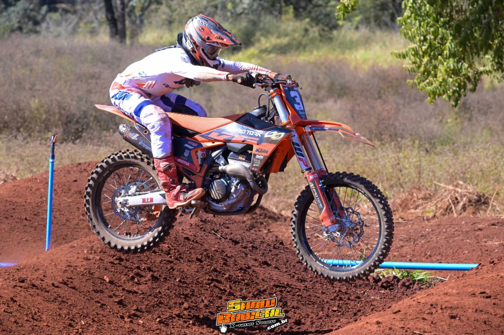 Balbi Jr. constr&oacute;i pista de SX no CT 582 para prepara&ccedil;&atilde;o do time KTM Racing Brasil