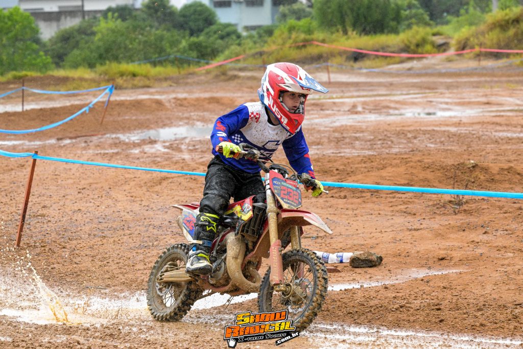 Competindo em casa, Henrique Spinass&eacute; vence Brasileiro de Enduro em Aracruz e mant&eacute;m lideran&ccedil;a no campeonato
