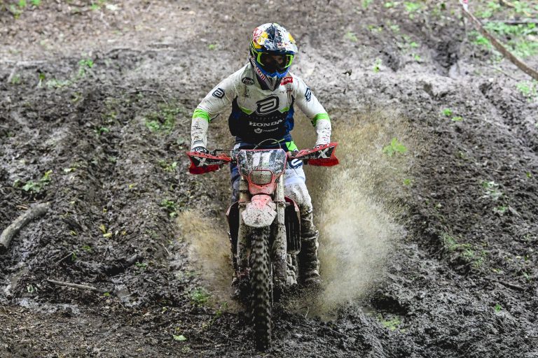 Brasileiro Bruno Crivilin sobe uma posição no Mundial de Enduro