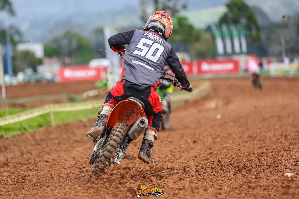 Grande presen&ccedil;a de p&uacute;blico e provas acirradas marcam segundo dia de Brasileiro de Velocross em Agrol&acirc;ndia/SC