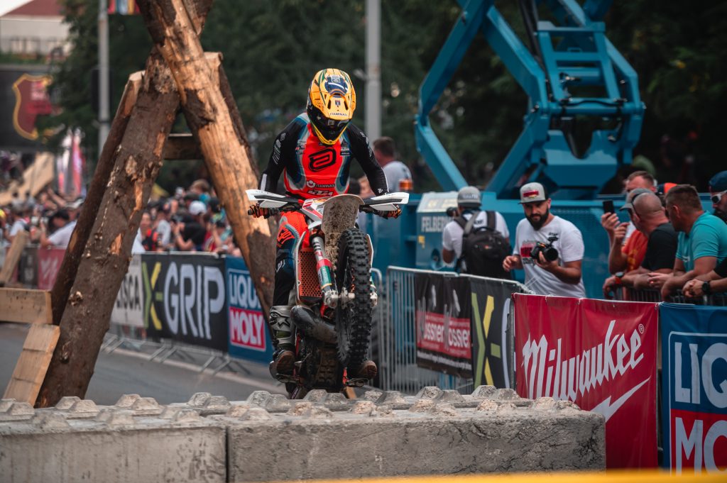 Red Bull Romaniacs: Bolt vence Pr&oacute;logo, Lettenbichler &eacute; segundo e Pol Tarres voa sobre os obst&aacute;culos com sua T&eacute;n&eacute;r&eacute; 700.