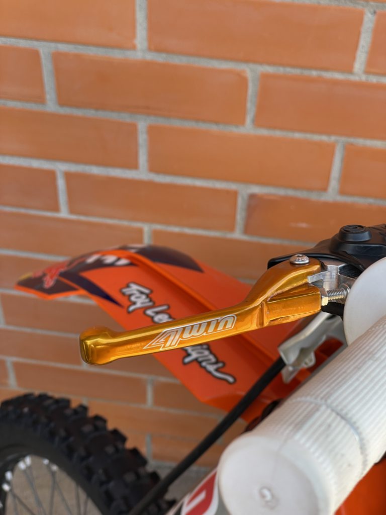 4Win Racing Parts amplia a linha de manetes retr&aacute;teis para motos importadas