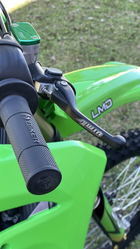 4Win Racing Parts amplia a linha de manetes retr&aacute;teis para motos importadas