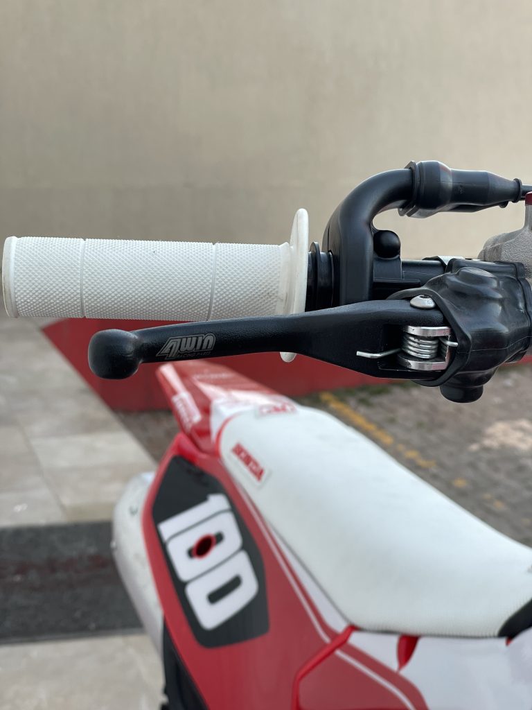 4Win Racing Parts amplia a linha de manetes retr&aacute;teis para motos importadas