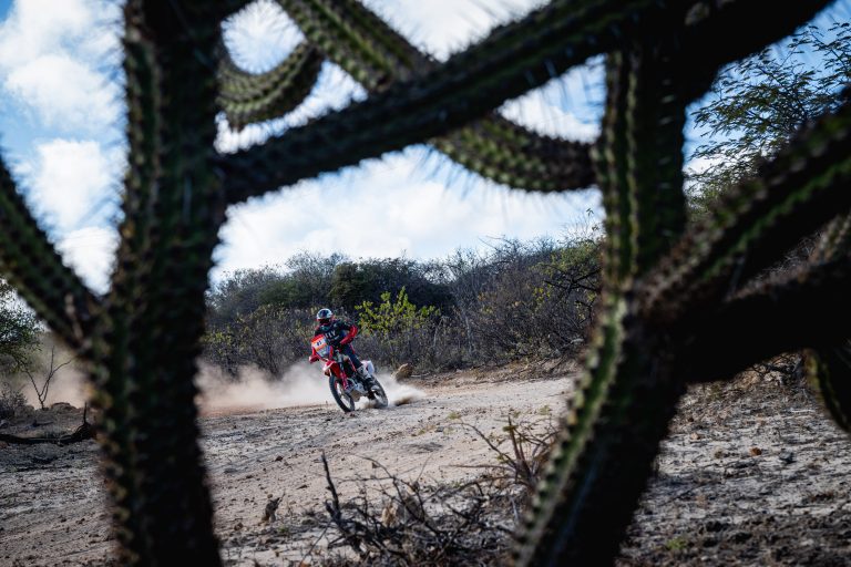 Martin Duplessis reassume vice-liderança das motos após cinco etapas do Sertões 2023