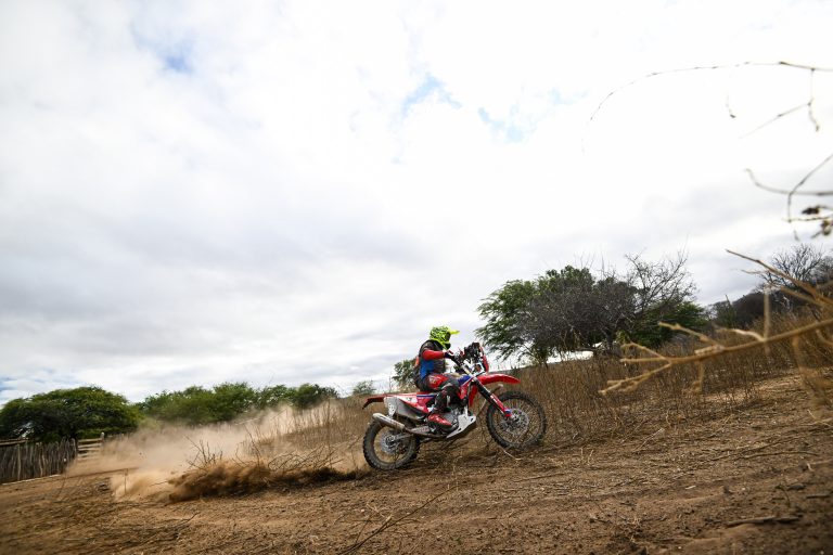 Martin Duplessis assume vice-liderança geral das motos no Sertões 2023