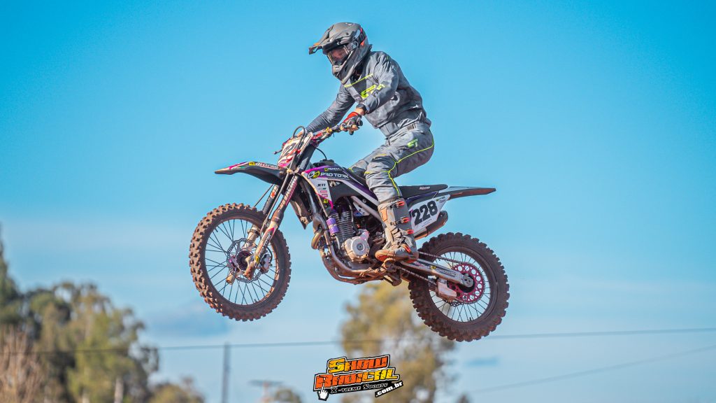Treinos e provas de alto n&iacute;vel marcam o s&aacute;bado na 7&ordf; etapa do Campeonato Ga&uacute;cho de Motocross, em Tapejara/RS