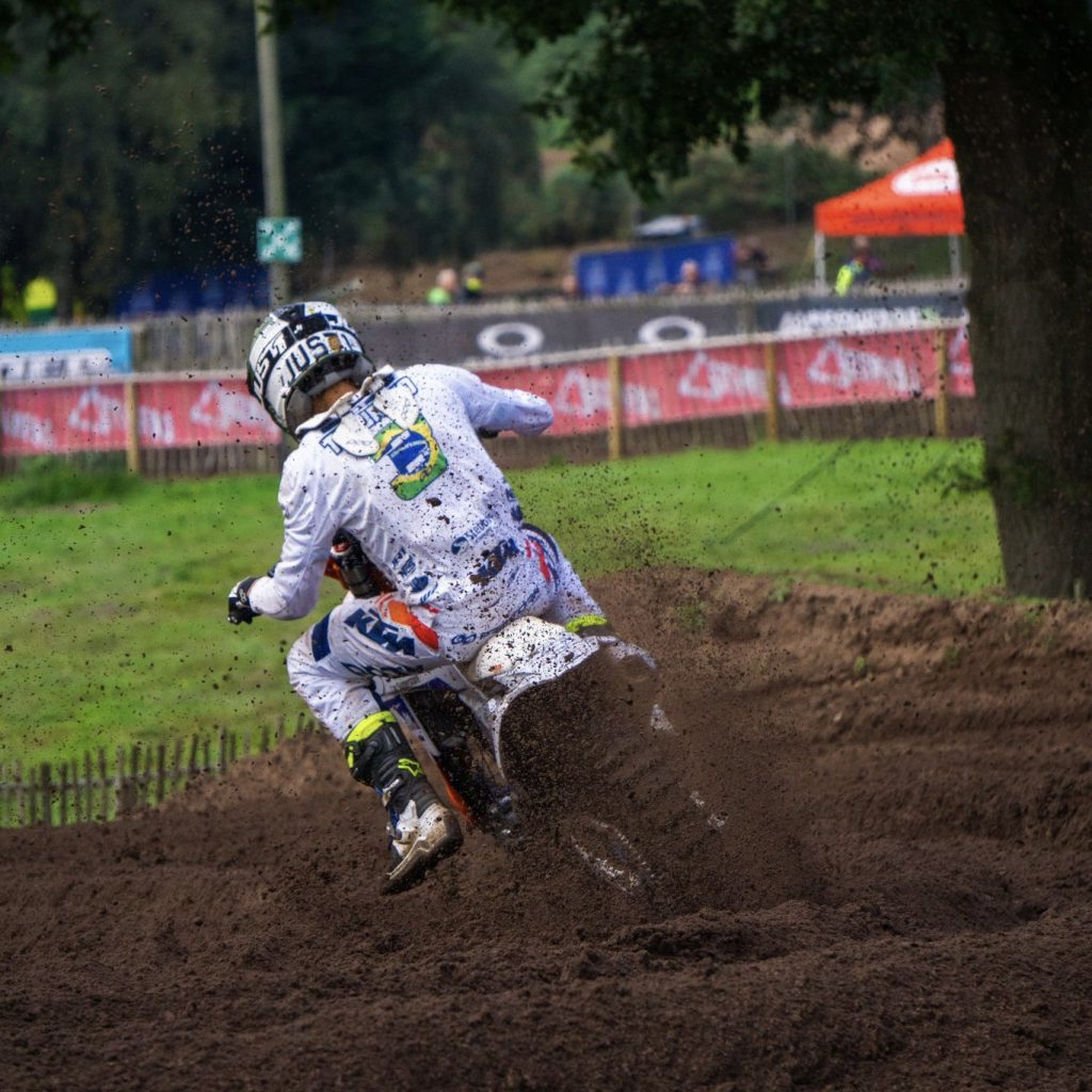 Bernardo Tib&uacute;rcio vence a etapa final do Campeonato Brit&acirc;nico de Motocross