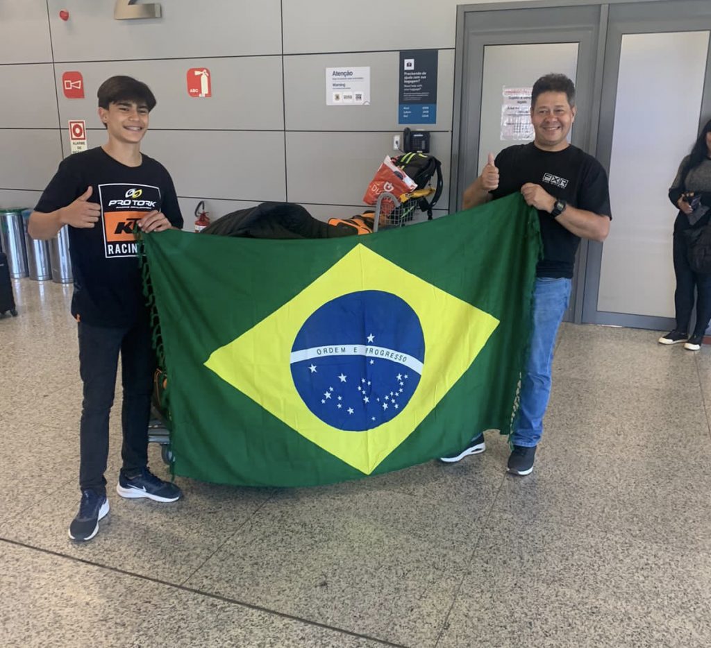 Bernardo Tib&uacute;rcio vence a etapa final do Campeonato Brit&acirc;nico de Motocross