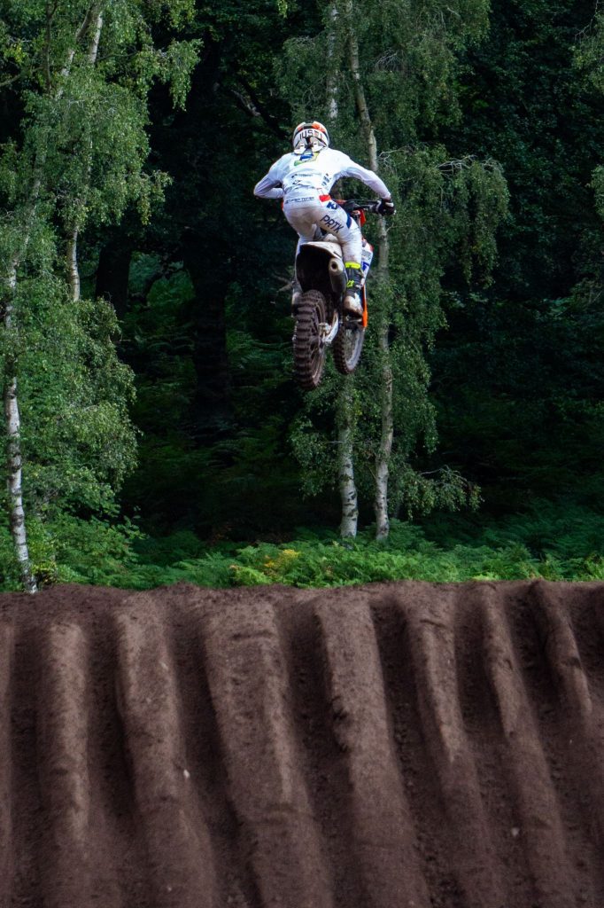 Bernardo Tib&uacute;rcio tem fim de semana de evolu&ccedil;&atilde;o em seu primeiro desafio na Inglaterra