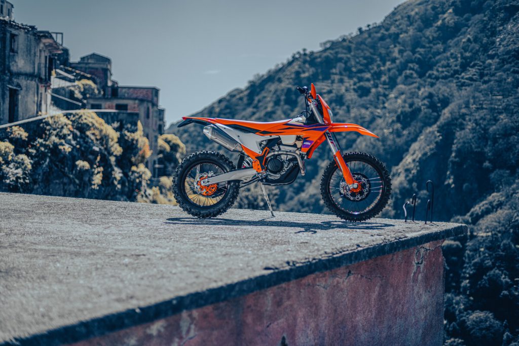 KTM anuncia a nacionaliza&ccedil;&atilde;o de mais dois modelos e linha de Enduro 2024 completamente renovada