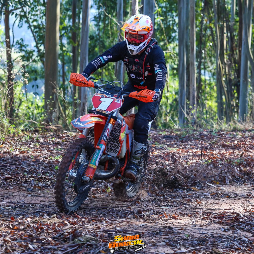 Hard Well leva os melhores pilotos do Hard Enduro brasileiro &agrave;s trilhas mais insanas de Po&ccedil;o Fundo/MG