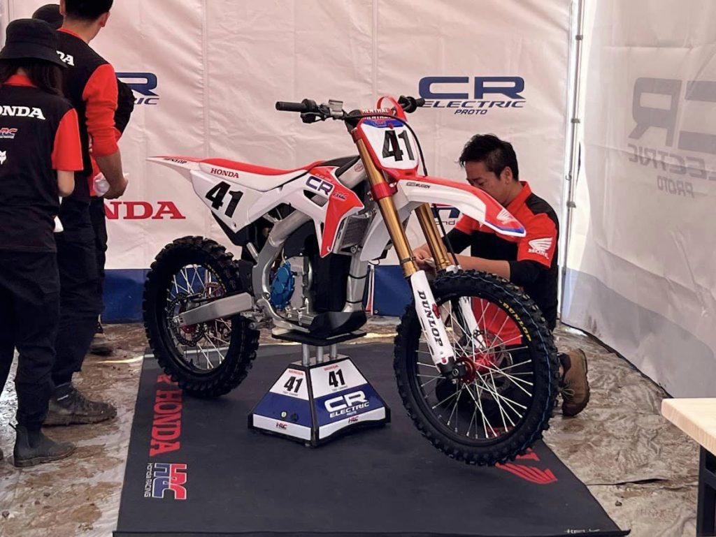 Honda CR El&eacute;trica estreia nas competi&ccedil;&otilde;es oficiais no campeonato Japon&ecirc;s