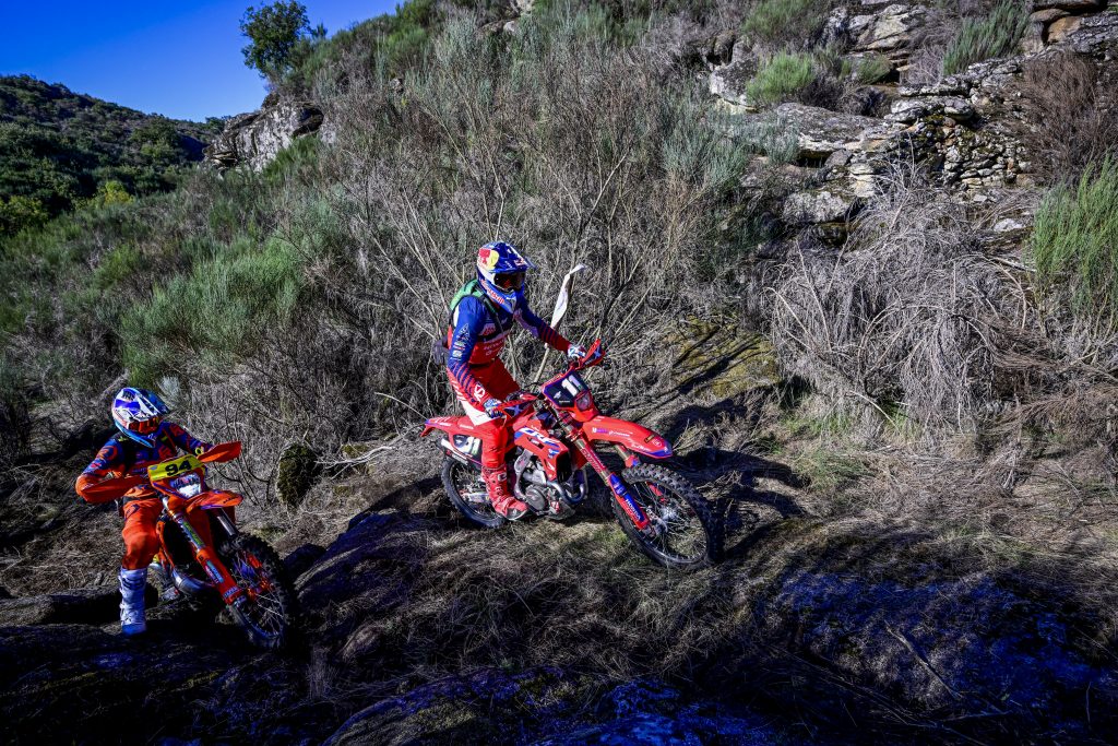 Bruno Crivilin sobe uma posi&ccedil;&atilde;o no ranking do Mundial de Enduro 2023