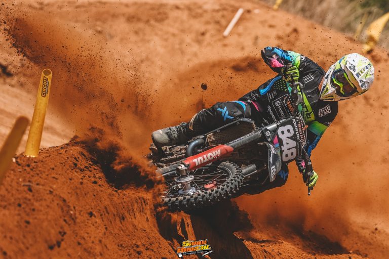 Em dia marcado por grandes disputas, Espanhol vence a principal categoria na 2ª etapa do Goiano de Motocross! Confira os resultados.