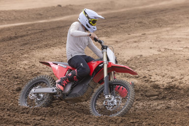 Test Ride nova Stark Varg ELÉTRICA por Nata Giacomozzi direto da Califórnia