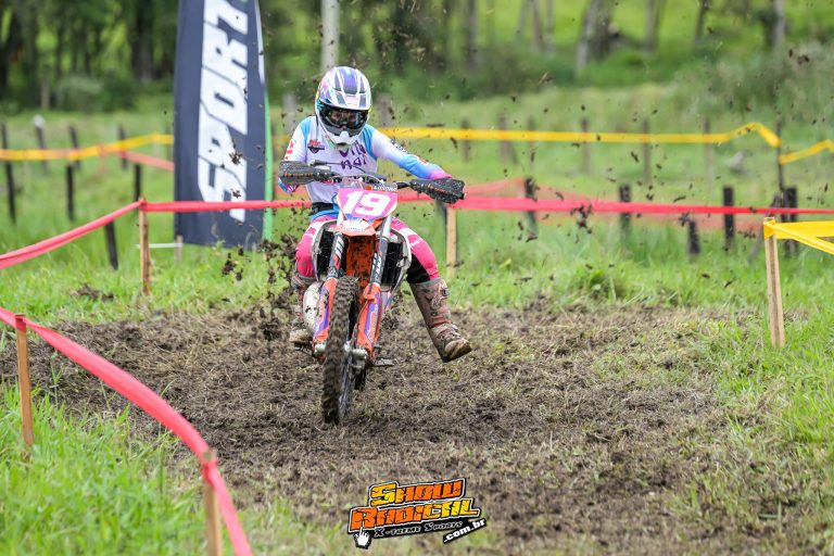 Luanna Neves sobe ao pódio em sua estreia no Brasileiro de Enduro