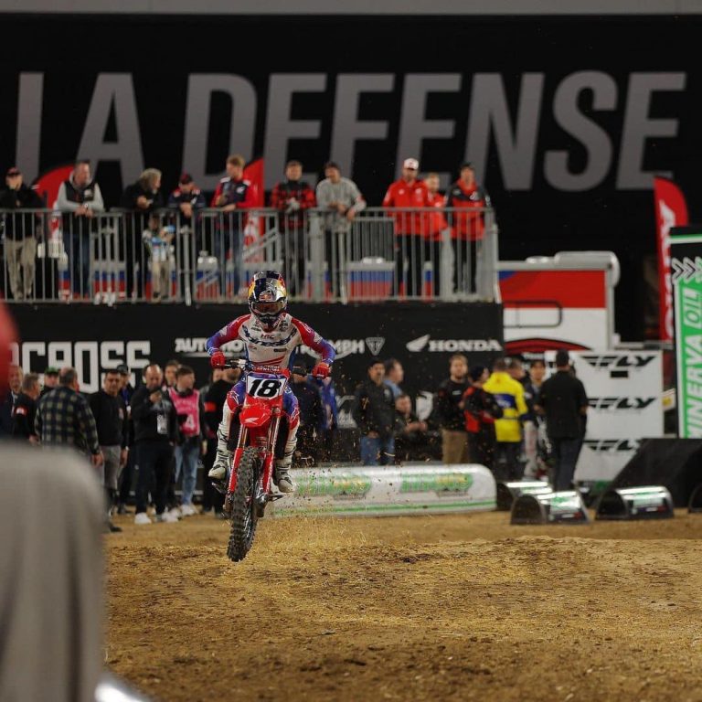 Supercross de Paris: Irmãos Lawrence dominam a primeira noite de provas! Confira os resultados completos.