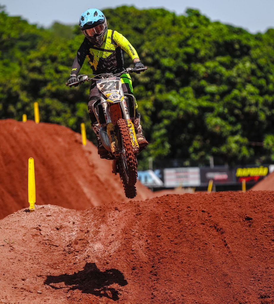 Victor Hugo comemora os t&iacute;tulos da 65cc e MXJr no Goiano de Motocross 2023