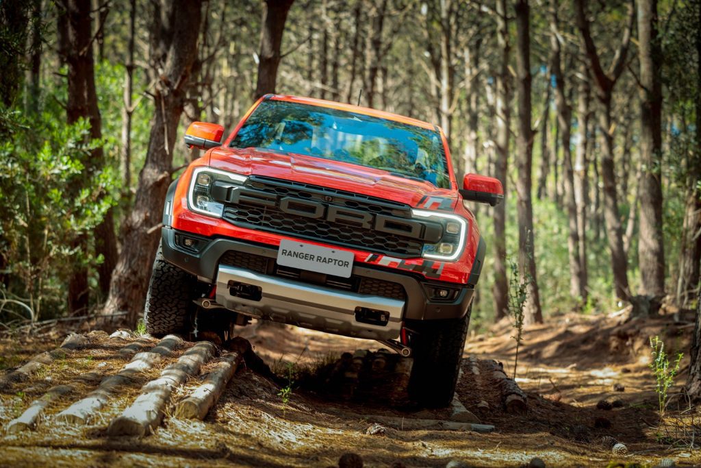 Ford lan&ccedil;a a Ranger Raptor, a picape mais r&aacute;pida e capaz do mercado em qualquer terreno