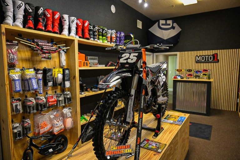 Moto 1 Parts USA inaugura primeira loja física, em Orlando/FL. Conheça mais e saiba o que encontrar por lá!  