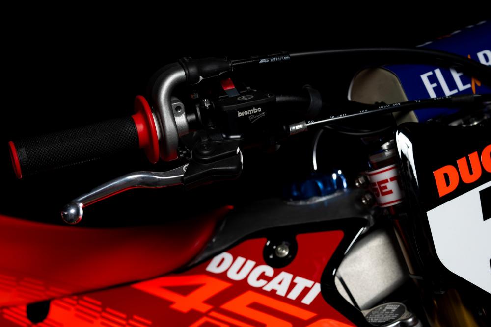 Ducati acaba de apresentar sua nova moto de MX a Desmo 450 conhe&ccedil;a a moto aqui.