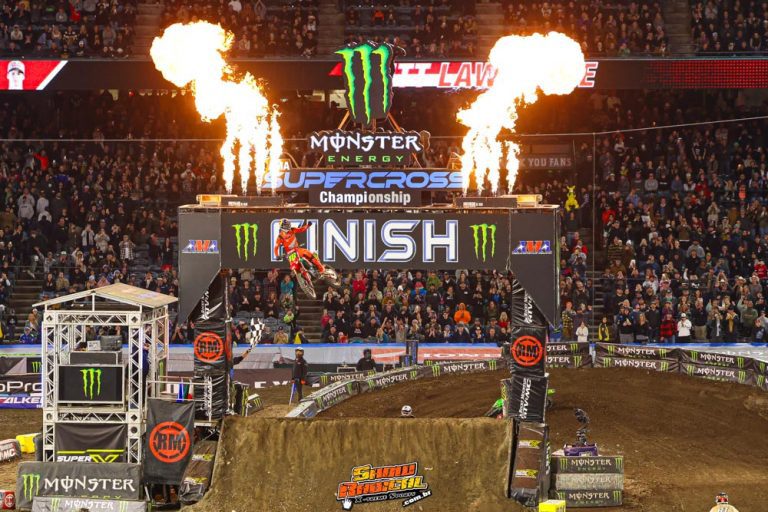 Jett Lawrence faz história e vence Anaheim 1! Confira os resultados e vídeos das baterias.