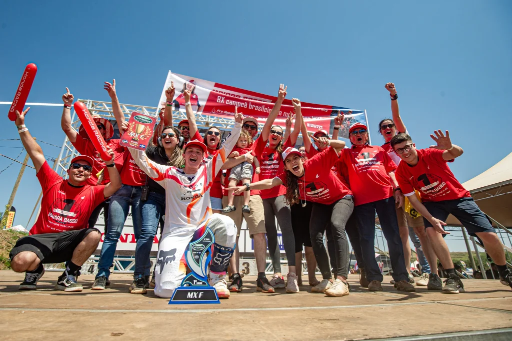 Multicampe&atilde; brasileira, Maiara Basso se despede do motocross profissional