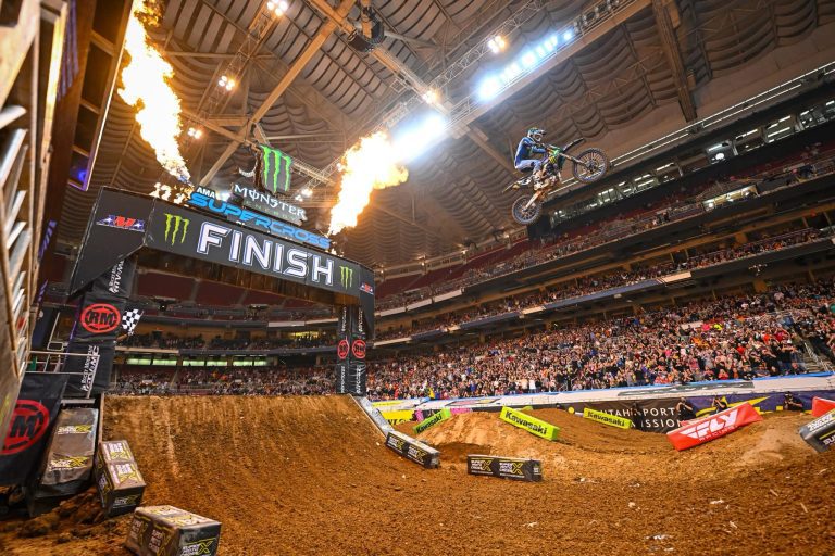 AMA SX: Eli Tomac e Levi Kitchen vencem o último Triple Crown da temporada com 100% de aproveitamento nas baterias em St. Louis