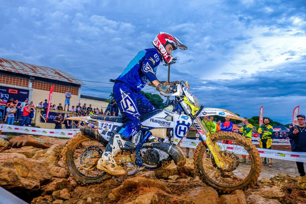 Vit&oacute;ria da Husqvarna PowerHusky/Itaminas com Rigor Rico na 1&ordf; etapa do Brasileiro de Hard Enduro