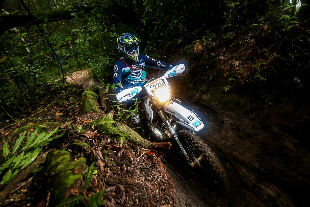 Vit&oacute;ria da Husqvarna PowerHusky/Itaminas com Rigor Rico na 1&ordf; etapa do Brasileiro de Hard Enduro