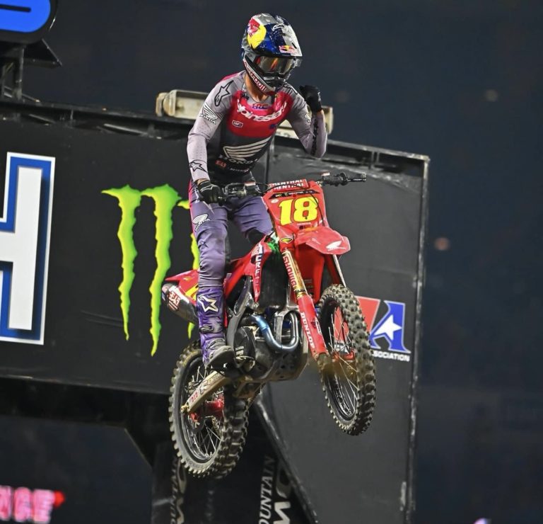 AMA SX: Jett Lawrence e Cameron Macdoo vencem em Indianápolis! Confira a matéria completa e os vídeos das baterias.