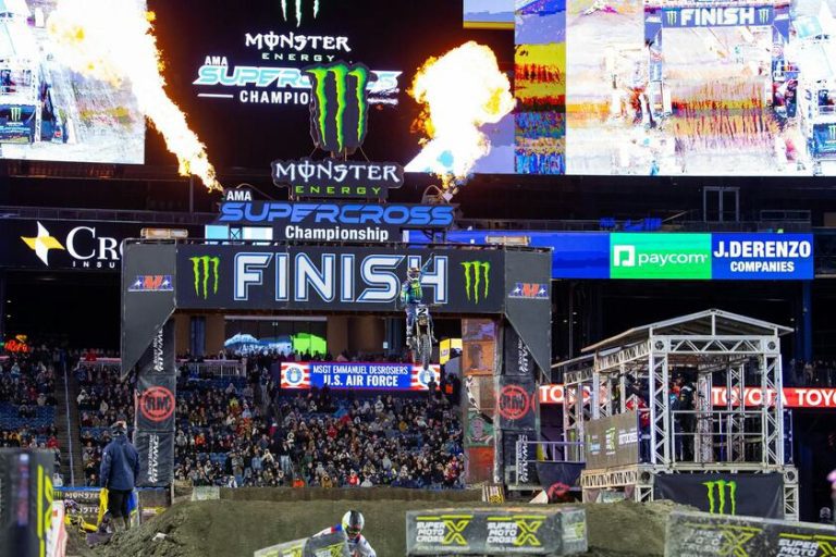 AMA SX: Cooper Webb vence e empata com Jett Lawrence na disputa pelo título! Confira os resultados e vídeos das baterias