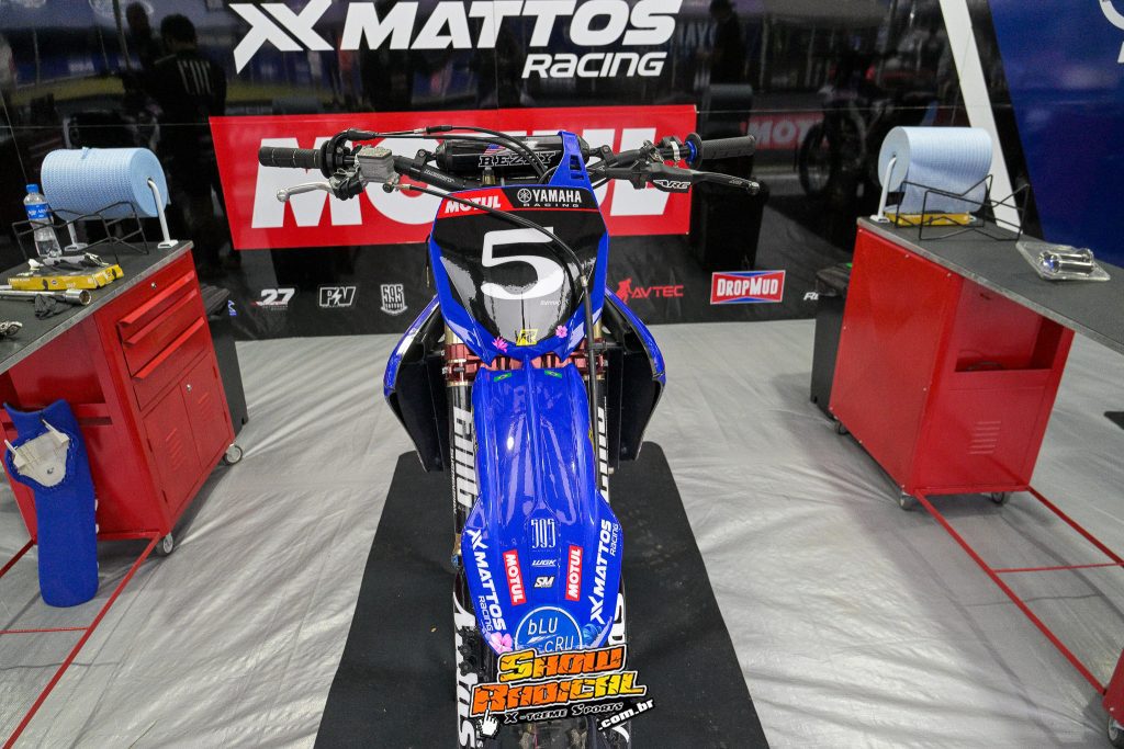 Renova Grafix equipa motos do time 595 com tema exclusivo #CanelinhaVibes