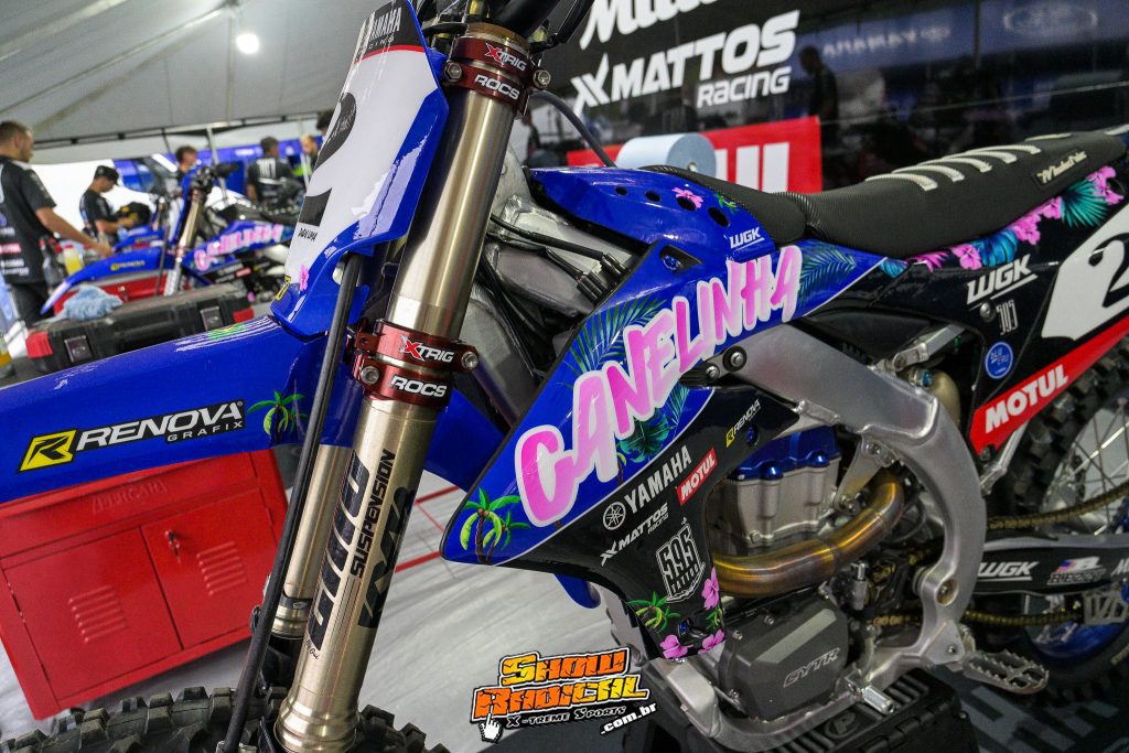 Renova Grafix equipa motos do time 595 com tema exclusivo #CanelinhaVibes