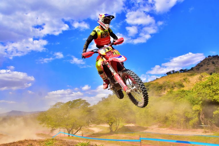 Primeiro dia de disputas na 4ª etapa do Brasileiro de Enduro em Belo Vale, MG