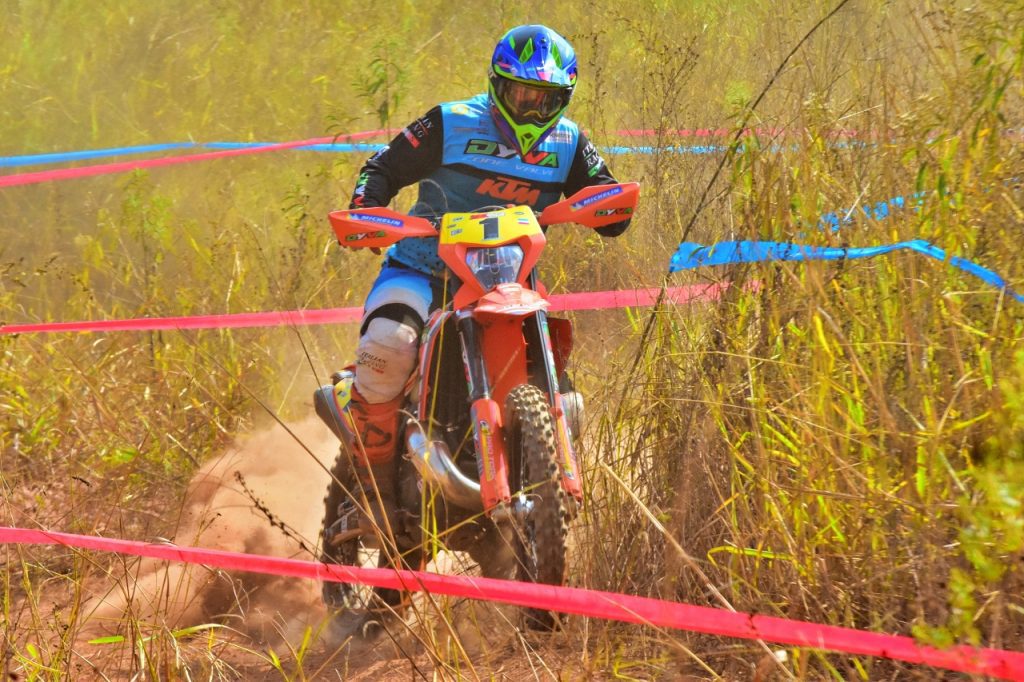 Primeiro dia de disputas na 4&ordf; etapa do Brasileiro de Enduro em Belo Vale, MG