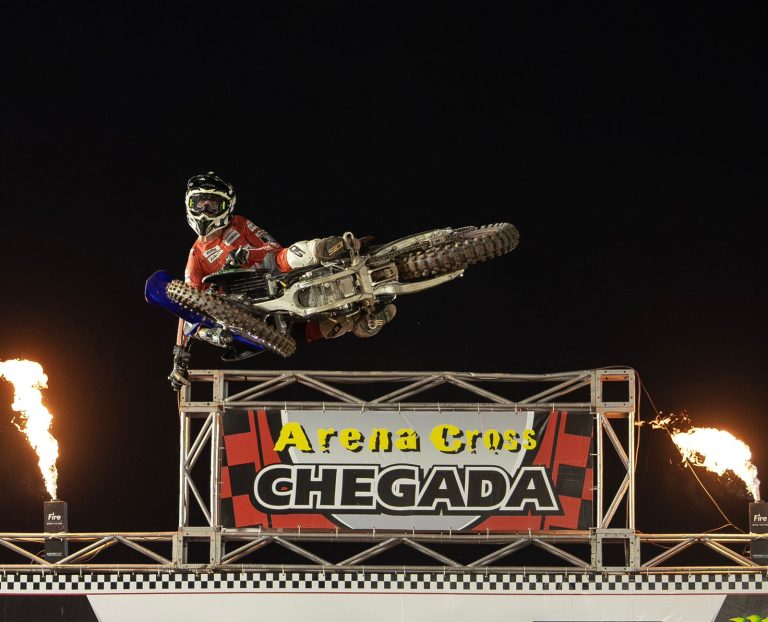 Após vitória de Eric Tomas na AX2, 595 bLU cRU Racing lidera as principais categorias do Arena Cross